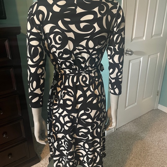 London Times cream and black wrap dress with a hole on the seam- see pics M-L - Picture 5 of 11